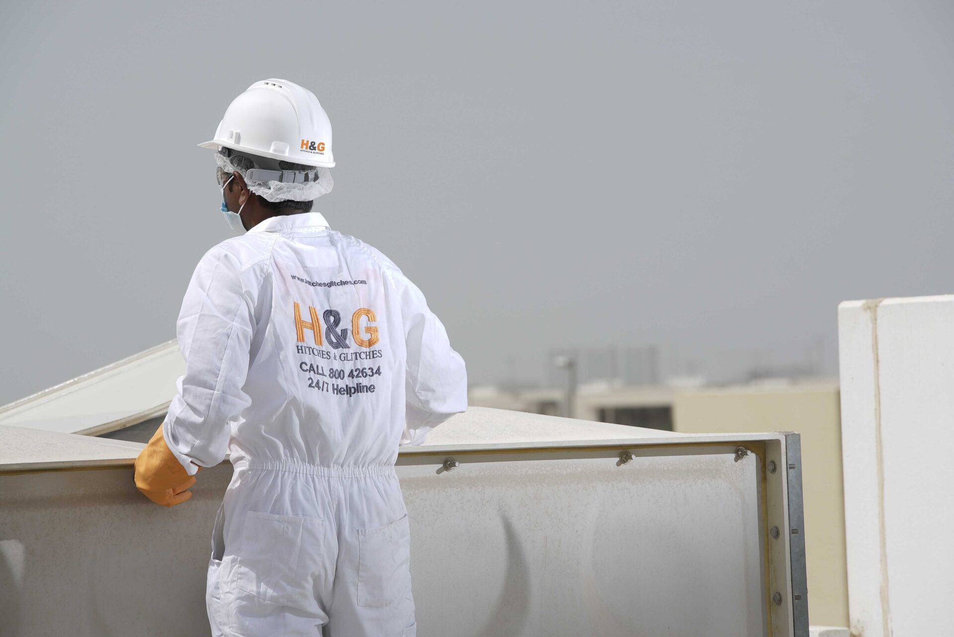 H&G cleaner checking and cleaning water tank